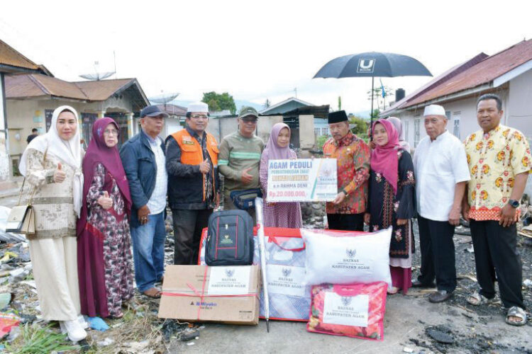 SIMBOLIS— Bupati Agam Andri Warman serahkan bantuan secara simbolis untuk ahli waris Yuliasma Binti Sofyan yang menjadi korban kebakaran di Simpang Balai Baru Jorong Surau Kamba, Nagari Ampang Gadang, Kecamatan Ampek Angkek, Selasa, (18/6).