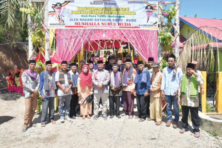 ALEK— Sekda Agam Kabupaten Agam, Edi Busti hadiri alek batagak kudo-kudo Musala Nurul Huda, Jorong Bukik Malintang, Nagari Tiku Utara, Kecamatan Tanjung Mutiara, Minggu (23/6).