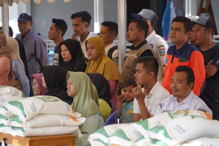 BANTUAN—Penyerahan Bantuan Beras Cadangan Pangan Pemerintah (BP-CBP) di Pasar Sungai Kalu, Nagari Pakan Rabaa Utara, Kecamatan KPGD, Rabu (5/6).