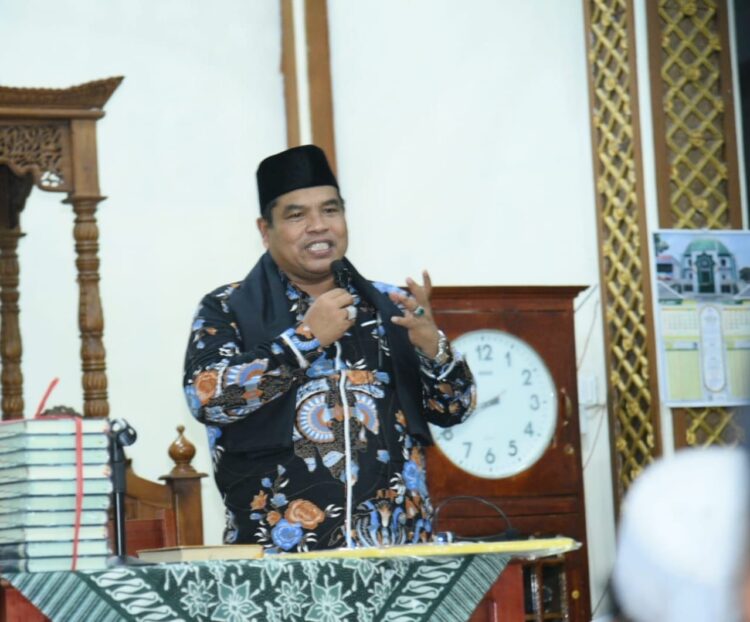 SAMBUTAN—Bupati Padangpariaman Suhatri Bur, saat berikan sambutan pada acara kemarin.