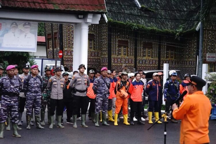 TIM EKSPEDISI— Bupati Tanahdatar Eka Putra memberi arahan saat melepas Tim Ekspedisi Sungai Batang Sigarunggung, Sabtu (1/6) di halaman depan gedung Indojolito Batusangkar.