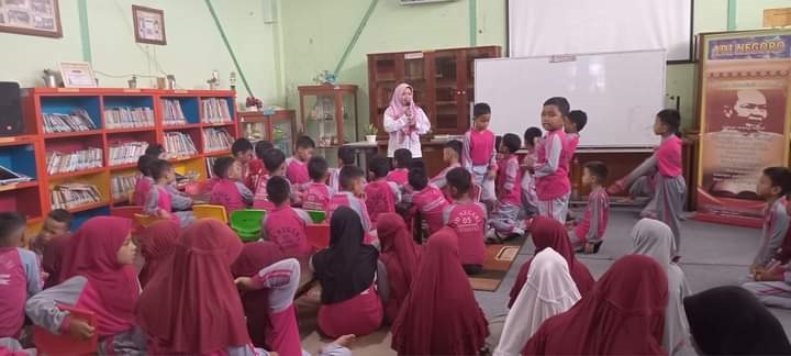 KUNJUNGI PERPUSTAKAAN— Murid SDN 05 Kubang kunjungi Pustaka Adinegoro untuk mengisi kegiatan class meeting.