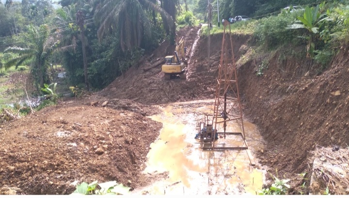 PEMBANGUNAN JALAN— Satu unit alat berat sedang menggali tapak jalan untuk penahan RWC, pada jalan yang terban pascagempa Kajai Pasbar, pada tahun 2022 lalu, dengan anggaran Rp12 miliar oleh DBMCR Provinsi Sumbar.