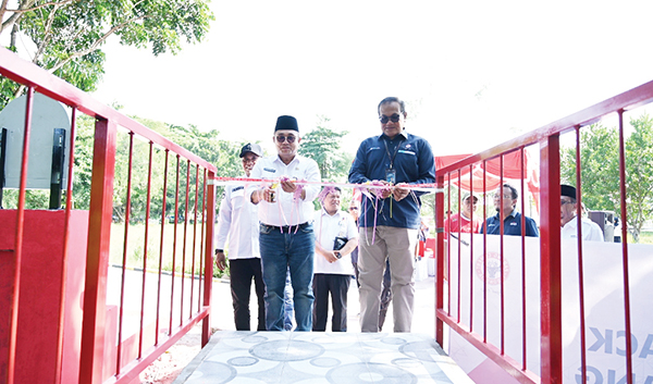 PERESMIAN JEMBATAN JOGGING—  Kepala Departemen Komunikasi & Hukum Perusahaan PT Semen Padang Iskandar Z Lubis (kanan) bersama Asisten Administrasi Umum Pemko Dumai Muhammad Syafi’ie (kiri) melakukan pemotongan pita peresmian Jembatan Jogging Track di Taman Bukit Gelanggang Kota Dumai, Rabu (5/6/).