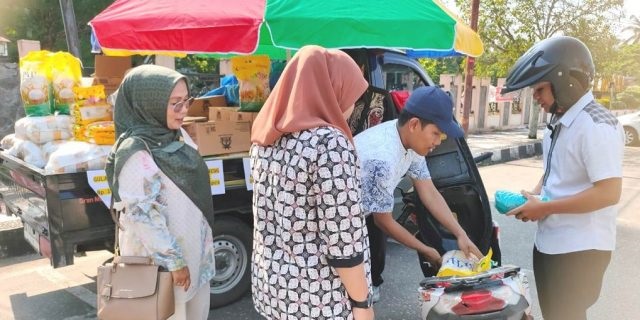 PASAR MURAH— Dinas Pangan Kota Solok menggelar Gerakan Pangan Murah dalam rangka menyambut Idul Adha 1445 Hijriah, di depan Masjid Al Muhisin Kota Solok.