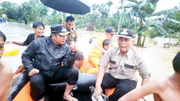 TERDAMPAK BANJIR— Camat Koto Tangah, Fizlan Setiawan beserta jajaran meninjau lokasi terdampak banjir di kawasan Palarik, Aiapacah, Kecamatan Kototangah, pada Kamis (20/6) sore.