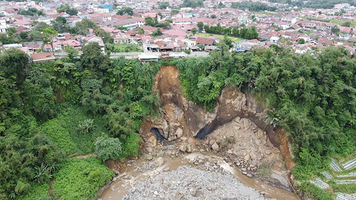 RUSAK—Terlihat longsor akibat banjir badang mengakibatkan jaringan  pipa air bersih rusak.