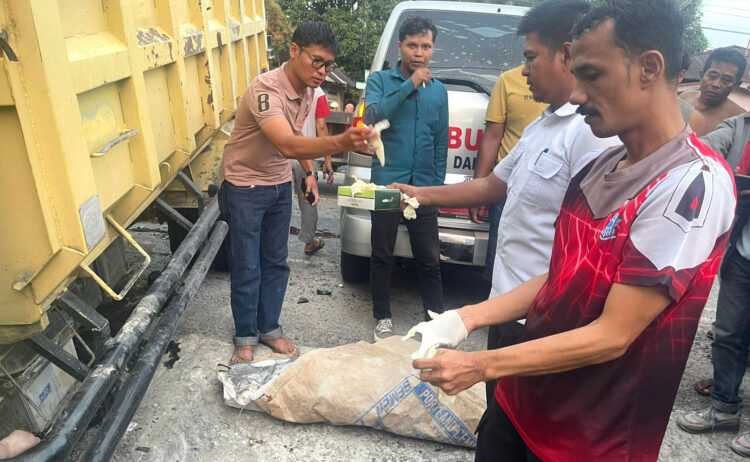 EVAKUASI— Jenazah korban kecelakaan beruntun di dekat simpang Tajung Aur, Kecamatan
Enam Lingkung, Kabupaten Padangpariaman, dievakuasi.