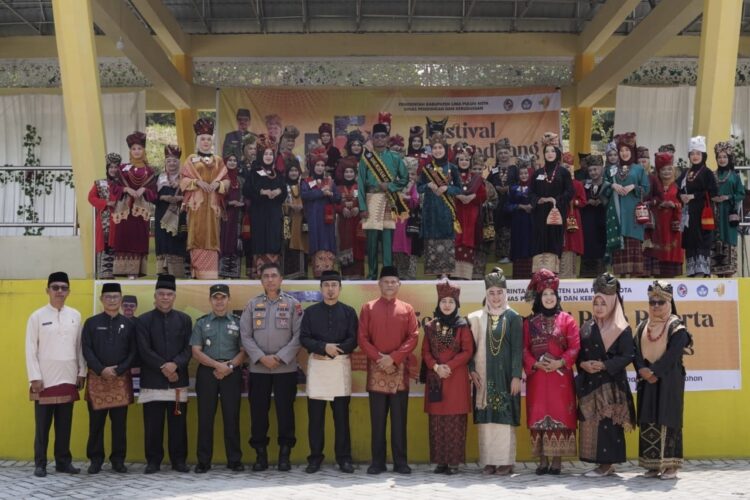 FESTIVAL BUNDO KANDUANG— Sekda Limapuluh Kota Herman Azmar, Ketua DPRD Deni Asra bersama Forkopimda foto bersama dengan peserta Festival Bundo Kanduang 2024.