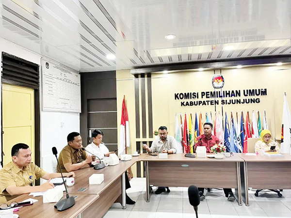 PERTEMUAN— KPU Sijunjung menggelar pertemuan dengan media dan stakeholder terkait untuk menyampaikan terkait tahapan dan jadwal Pilkada serentak 2024 yang akan dilaksanakan pada 27 November mendatang.