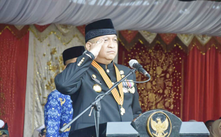 PERINGATAN HARLAH PANCASILA— Pj Wali Kota Padang, Andree Algamar, memimpin upacara peringatan Hari Lahir Pancasila yang digelar Pemko di Lapangan Balai Kota Padang, Aie Pacah, Sabtu
(1/6).