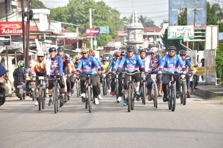 GOWES— Goweser dari dalam dan luar negeri mengikuti event Gowes Silaturrahmi Adventure (GSA) ke-3 yang digagas Asosiasi Sepeda Rekreasi Indonesia (ASRI) Kota Payakumbuh, di Galanggang Kubu Gadang, Minggu (9/6). Acara ini dibuka dan diikuti Pj Wali Kota Payakumbuh Suprayitno.