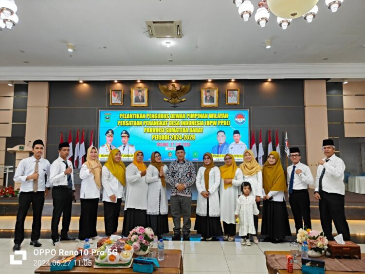 FOTO BERSAMA—Anggota DPW PPDI foto bersama ketua DPN PPDI usai pelantikan.