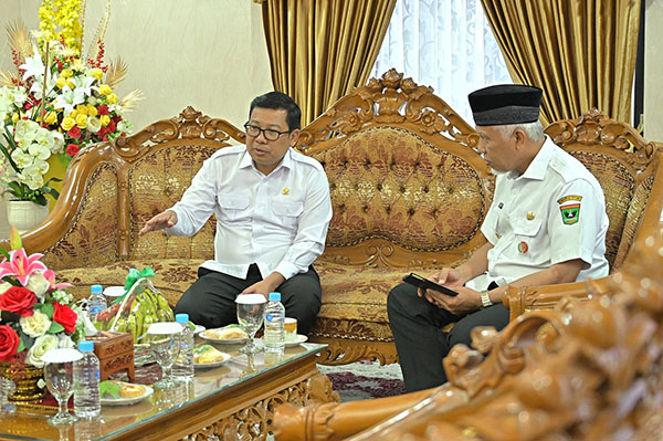 SAMBUT—Gubernur Sumatera Barat (Sumbar), Mahyeldi Ansharullah, sambut Kepala Badan Pangan Nasional (Bapanas) RI, Arief Prasetyo Adi, di Bandara Internasional Minangkabau (BIM), Rabu (5/4).