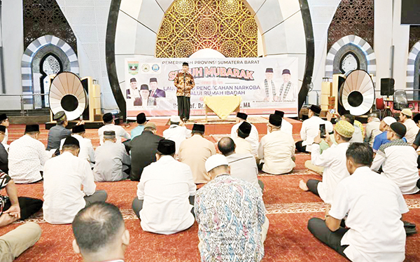 BERANTAS NARKOBA DARI RUMAH IBADAH— Gubernur Sumbar Mahyeldi Ansharullah, meluncurkan “Gerakan Pencegahan Penyalahgunaan Narkoba Melalui Rumah Ibadah”, pada kegiatan Subuh Mubarakah di Masjid Raya Sumbar, Minggu (2/6).