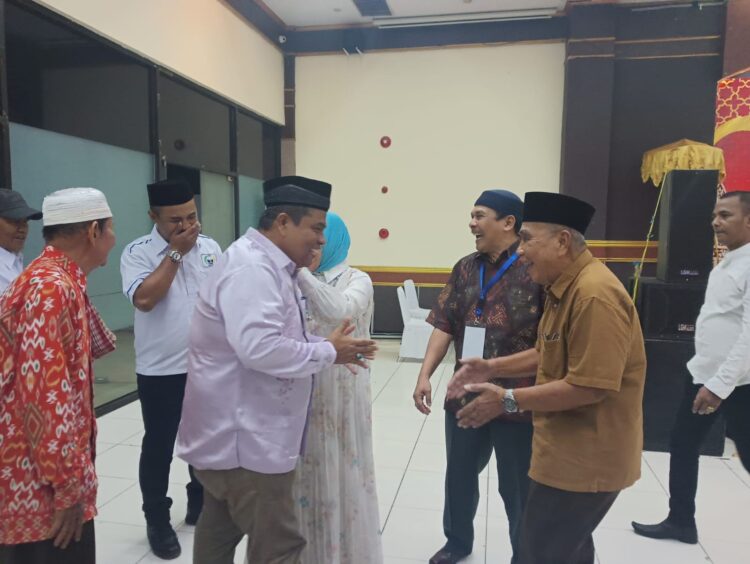 HADIRI HALAL BIHALAL—Bupati Padangpariaman Suhatri Bur, menghadiri halal bihalal Ikatan Masyarakat Pauah Kambar, Padang Bintungan, Padang Kandang Pulau Air dan Kapalo Koto (IMPPAK) Jabodetabek.