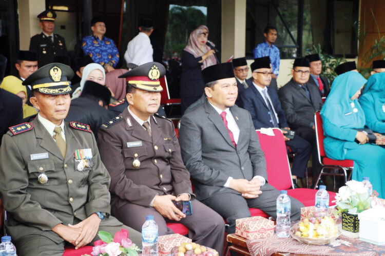 UPACARA— Ketua DPRD Kabupaten Agam, Dr Novi Irwan, menghadiri upacara Peringatan Hari Lahir Pancasila yang dilaksanakan di lapangan kantor Bupati Agam, Senin (3/6).