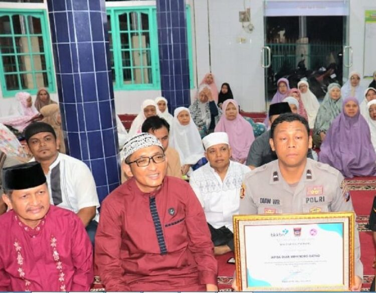 PENGHARGAAN—Hendri Septa didampingi Aipda Dian Wihendro Ratno dengan penghargaan ditangan saat kegiatan Subuh Mubarokah di Mushalla Mukhlisin, Cengkeh, Kecamatan Lubukbegalung, beberapa waktu lalu.