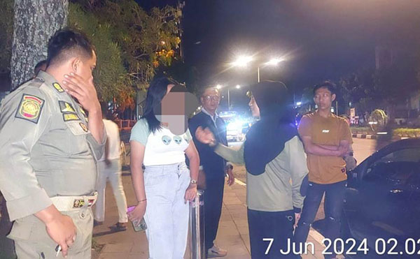 NONGKRONG LARUT MALAM— Personel Satpol PP mengamankan muda mudi yang masih asyik nongkrong, Jumat (7/6) dinihari di kawasan Khatib Sulaiman.