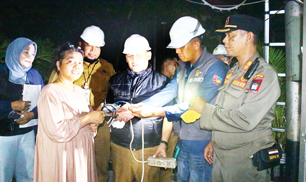 PEMERIKSAAN— Tim gabungan dari UP3L PLN dan Bapenda Kota Padang melakukan pemeriksaan terhadap Penerangan Jalanan Umum (PJLU) di kawasan GOR Agus Salim, Senin (24/6) malam. Petugas juga melakukan penertiban apabila ditemui adanya pencurian arus listrik yang dilakukan oleh masyarakat.