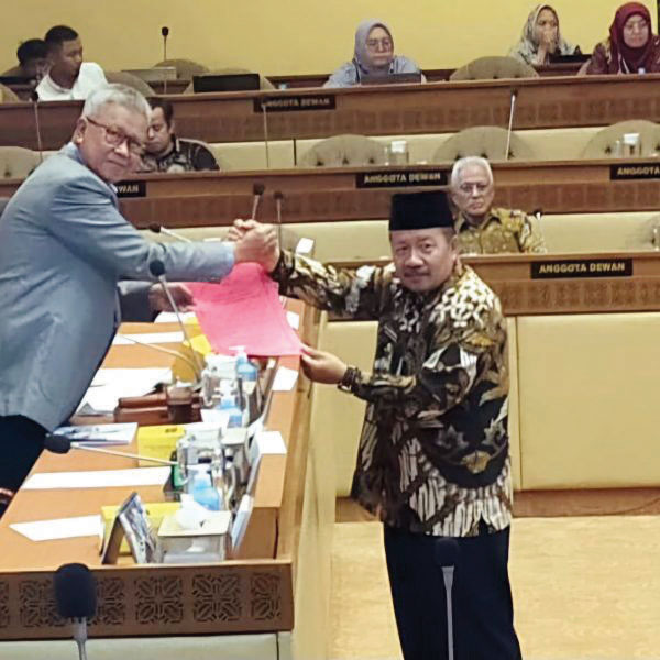 RAPAT— Bupati Agam Andri Warman mengikuti rapat finalisasi RUU Kabupaten Agam, dengan panitia kerja Komisi II DPR RI di Gedung Nusantara II Jakarta, Senin (24/6).