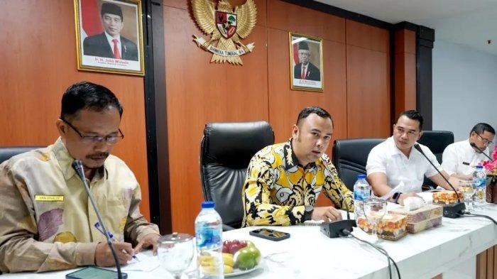 ARAHAN—Bupati Sijunjung Benny Dwifa berikan arahan saat pertemuan bersama Pokjanal Posyandu kabupaten, mitra usaha dan lembaga
non pemerintahan.