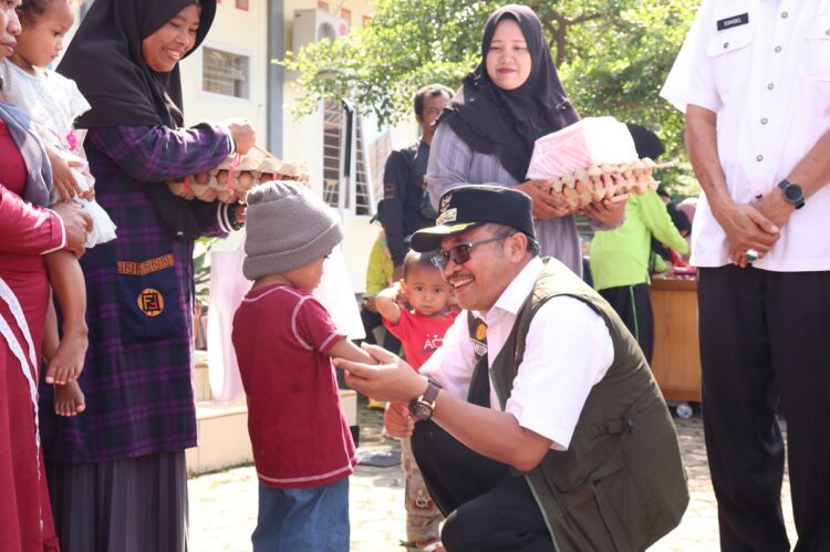 BERSAMA— Pj. Wali Kota Payakumbuh Suprayitno, bersama anak-anak saat gelaran GPM.