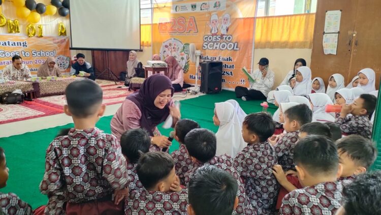 B2SA Goes To School— Ketua TP PKK Padangpariaman Yusrita Suhatri Bur berdialog dengan anak-anak saat acara B2SA Goes To School.