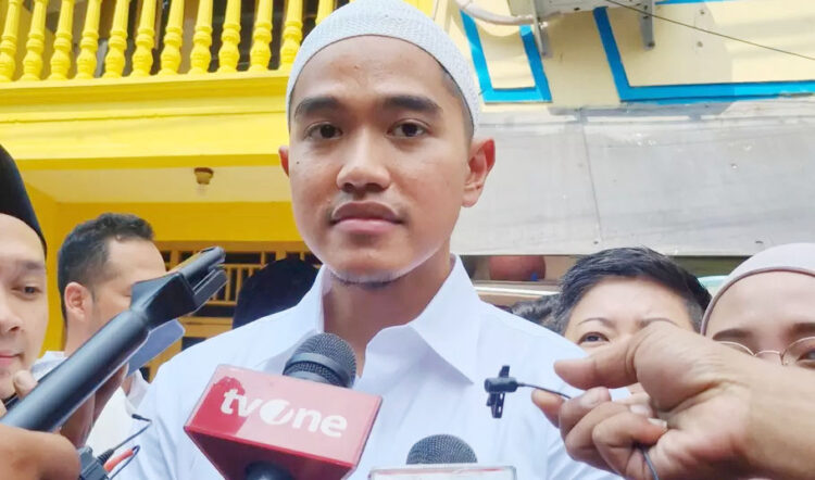 DIWAWANCARAI— Ketua Umum Partai Solidaritas Indonesia (PSI) Kaesang Pangarep saat diwawancarai wartawan di Masjid Pimpinan Wilayah Muhammadiyah (PWM)
Jalan Kramat, Jakarta Pusat.