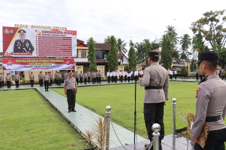 PERINGATAN HARI LAHIR PANCASILA— Kapolres Pasbar, AKBP Agung Tribawanto, mengajak anggotanya untuk memahami nilai nilai pancasila, saat memimpin upacara peringatan Hari Lahir Pancasila, Sabtu (1/6).