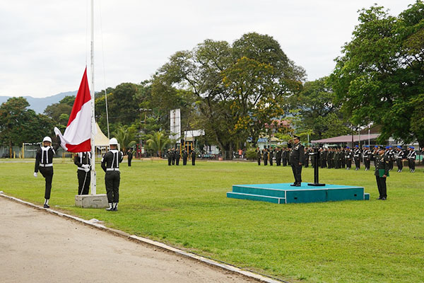 PERINGATAN HARI LAHIR PANCASILA— Kasi Intel Kasrem 032 Wbr Kolonel Inf Hendra Wijaya bertindak selaku Inspektur Upacara Bendera Peringatan Hari Lahir Pancasila tahun 2024, di lapangan Wirabraja Sport Centre Tarandam, Sabtu (1/6).