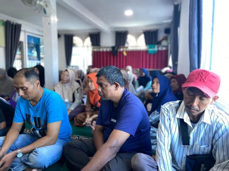 PEMBAGIAN ZAKAT—Terlihat para mustahik menunggu pembagian zakat dari  Baznas Kota Padang Panjang di Mushalla Nurul Ikhwan, Terminal Kantin.