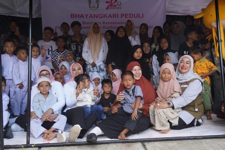 BERMAIN BERSAMA ANAK— Ketua Umum Bhayangkari Ny. Juliati Sigit bersama Ibu Ida Pratikno dan Sri Suparni Bahlil ,bermain bersama anak-anak korban bencana banjir bandang di Tanahdatar.