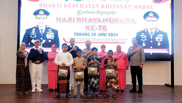 KHITANAN MASSAL— Kapolda Sumbar Irjen Pol Suharyono bersama Wakapolda Sumbar Brigjen Pol Gupuh menyerahkan bingkisan kepada anak-anak yang mengikuti khitanan massal gratis, Kamis (20/6).