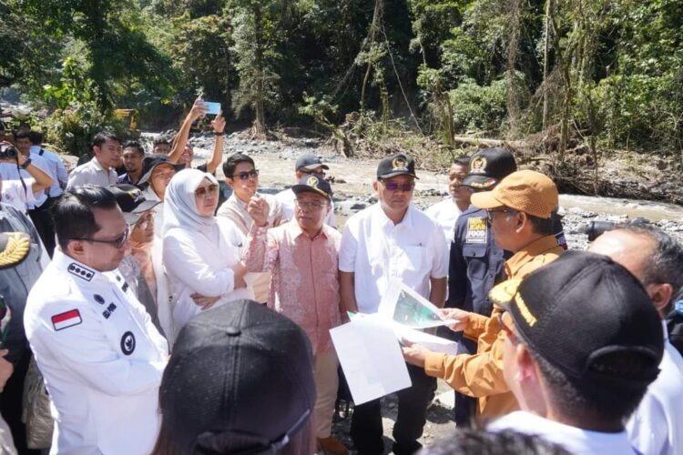 KUNJUNGI TITIK LONGSOR LEMBAH ANAI— Ketua Komisi IV DPR RI Sudin bersama 11 anggota mengunjungi KWA Lembah Anai yang disambut langsung Bupati Tanah Datar Eka Putra bersama Forkopimda, OPD, Camat dan Wali Nagari, Rabu (5/6).