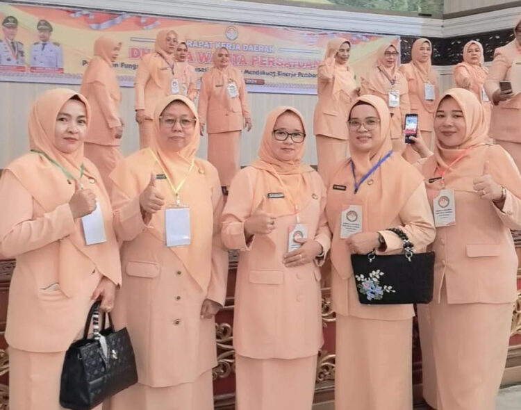 IKUTI RAKERDA— Dharma Wanita Persatuan (DWP) Kabupaten Pasaman Barat mengikuti Rapat Kerja Daerah (Rakerda) DWP se-Sumatera Barat.