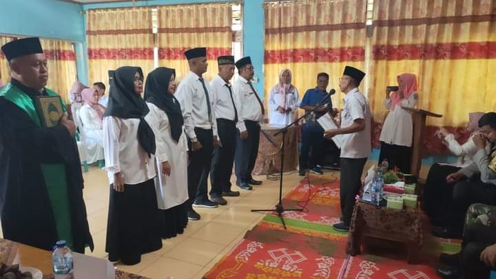 PELANTIKAN—Camat Barangin Subandi, saat melantik dan mengambil sumpah  anggota BPD Desa Kolok Nan Tuo periode 2018 - 2026.