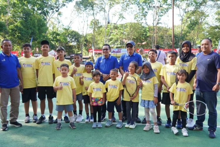 FOTO BERSAMA— Bupati Eka Putra foto bersama atlit tenis yunior sebelum berlaga.