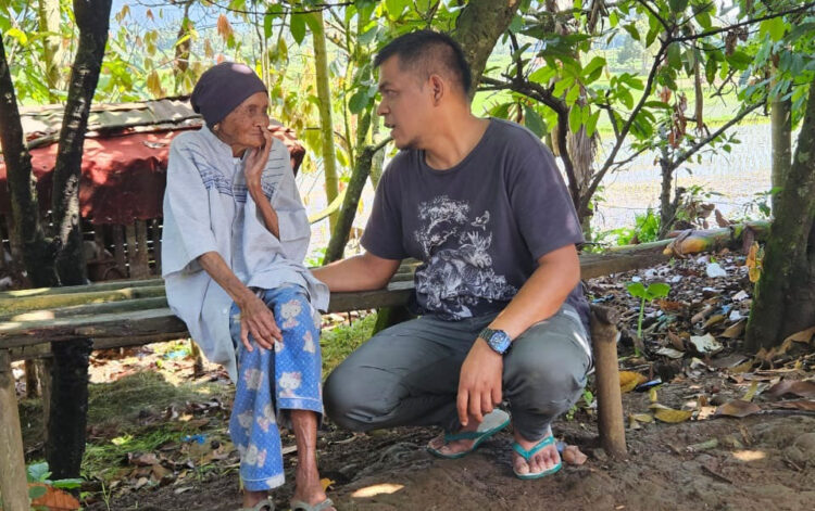 BUTUH DONASI— Tokoh muda Lima Puluh Kota
Fajar Rillah Vesky bersama nenek Nurbaina yang tinggal di rumah mirip kandang ternak di Nagari Tungkar, Kecamatan Situjuah Limo Nagari, Kabupaten
Limapuluh Kota.