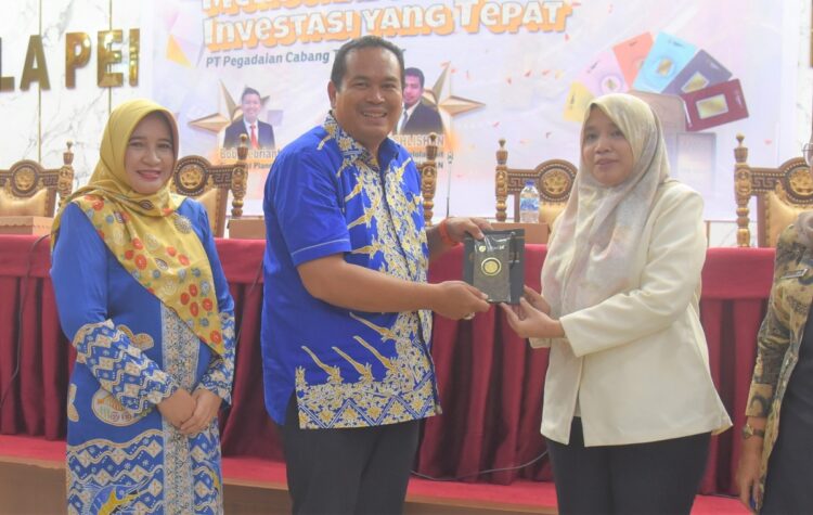 SEMINAR EMAS—Sekretaris Daerah Kota Pariaman Yota Balad,  membuka acara seminar emas mengenal dan memilih investasi yang tepat oleh PT Pegadaian Cabang Tapi Bandar.