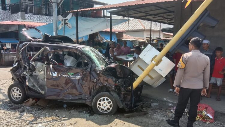 REMUK— Kondisi mobil Suzuki Karimun yang remuk usai ditabrak kereta api di Korong Simpang, Nagari Buayan, Kecamatan Batang Anai, Kabupaten Padangpariaman.