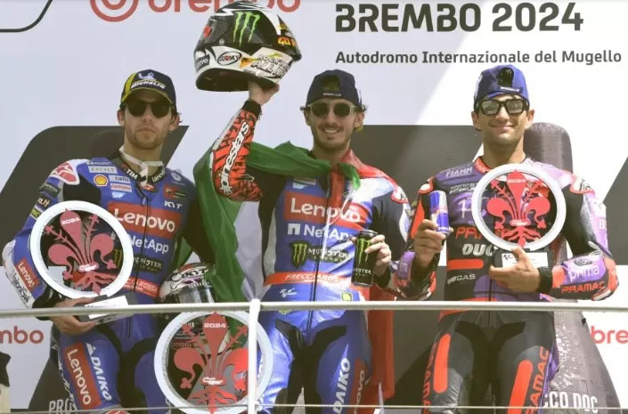 PODIUM— Dua pembalap Ducati Lenovo Francesco Bagnaia (tengah) dan Enea Bastianini memberikan kemenangan sempurna bagi tim pabrikan pada balapan kandang sendiri, MotoGP Italia, yang digelar di Sirkuit Mugello.