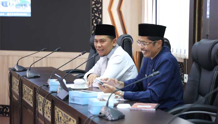 PEMBENTUKAN DOB--Ketua DPRD Kabupaten Agam, Novi Irwan bersama Sekretaris DPRD Sumbar, Raflis  bahas Perkembangan Pembentukan Daerah Otonomi Baru (DOB) Kabupaten Agam.