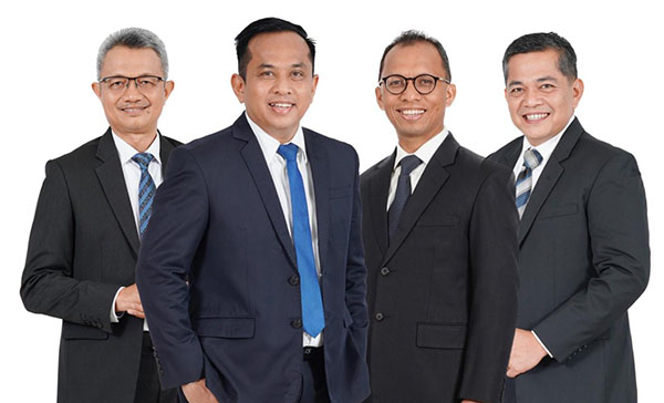 JAJARAN DIREKSI—
Direktur Operasional Bank Nagari Zilfa Efrizon, Direktur Utama Bank Nagari Gusti Candra, Direktur Keuangan Roni Edrian dan
Direktur Kepatuhan Sukardi.