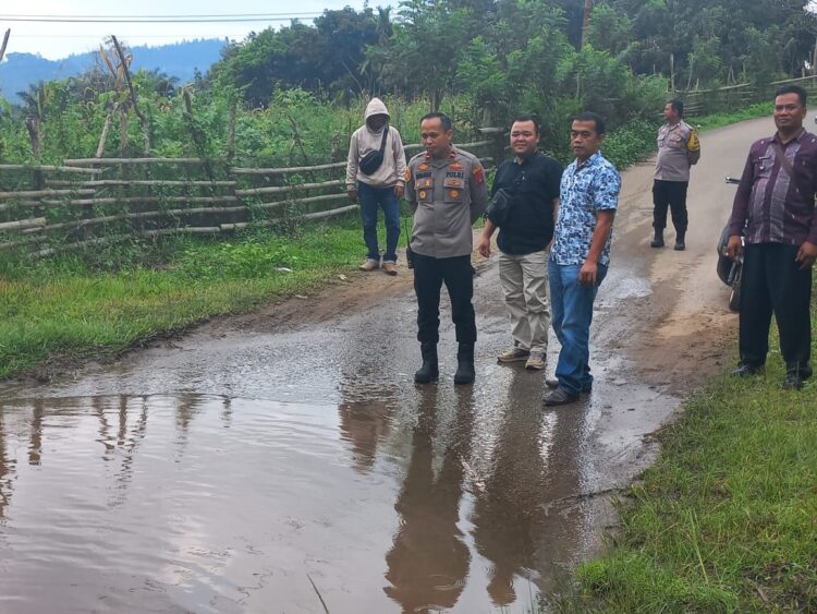 PENINJAUAN JALAN— Pj Wali Kota Sawahlunto Fauzan Hasan tinjau jalan kota di Desa Santur - Talago Gunung yang selalu digenangi air setiap tahun itu.