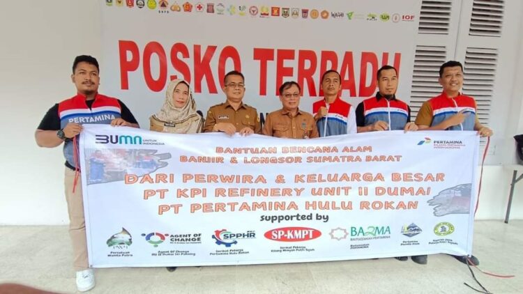 USAI—KPI Unit Dumai foto bersama usai penyerahan bantuan.