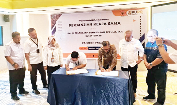 PENANDATANGANAN PKS— Kepala BP2P Sumatera III Aldino Herupriawan dan Direktur Utama PT Semen Padang Indrieffouny Indra, melakukan penandatanganan PKS tentang Kolaborasi Pelaksanaan Bantuan Percepatan Pembangunan Perumahan yang ada di lingkup BPSP Sumatera III, Senin (24/6) di Batam.