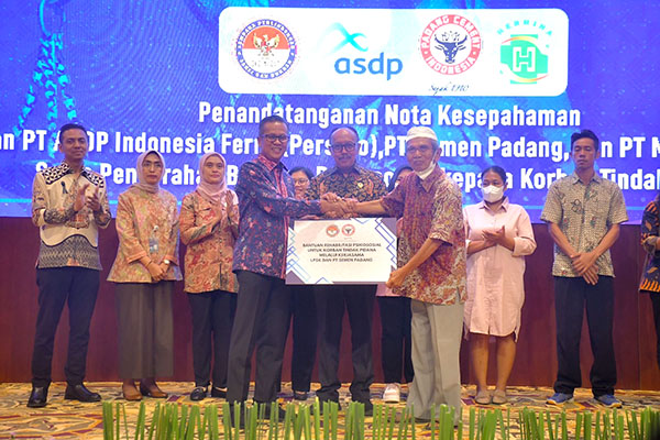 TEKEN MOU— Direktur Utama PT Semen Padang Indrieffouny Indra menandatangani Memorandum of Understanding (MoU) dengan LPSK RI, sebagai bentuk perlindungan bagi saksi atau korban tindak pidana.