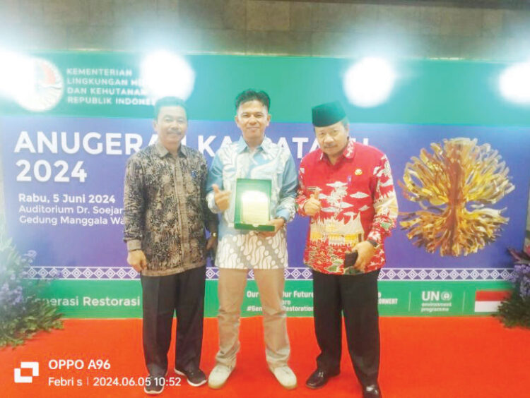 TERIMA PLAKAT— Warga Kabupaten Agam, Febri Sugana menerima Plakat Kalpataru dari Kementerian Lingkungan Hidup dan Kehutanan (KLHK) atas dedikasinya dalam menjaga lingkungan hidup.