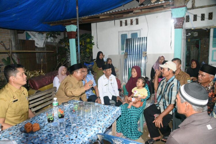 KUNJUNGI—Bupati Padangpariaman Suhatri Bur  didampingi Sekretaris Daerah Rudy Repenaldi Rilis, anggota DPRD Dedi Salim, beberapa kepala perangkat daerah dan Baznas, kunjungi rumah almarhum Adelia.